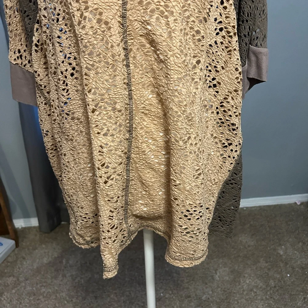 Mystree Two-Tone Crochet Short Sleeve Top in Tan and Brown - Picture 3 of 7